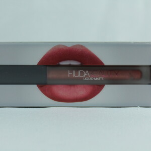 Huda Beauty lipstick Socialite